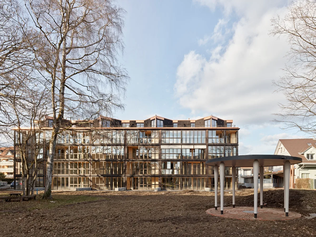 Aussenansicht eines Wohnhauses an der Schulstrasse in Pfäffikon.